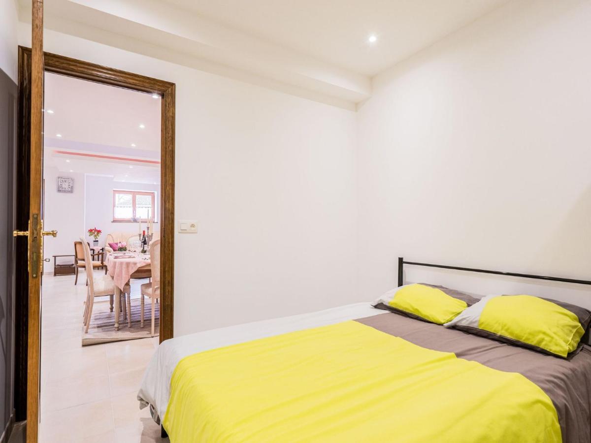Charming Chalet In Beauraing With Fenced Garden Dış mekan fotoğraf